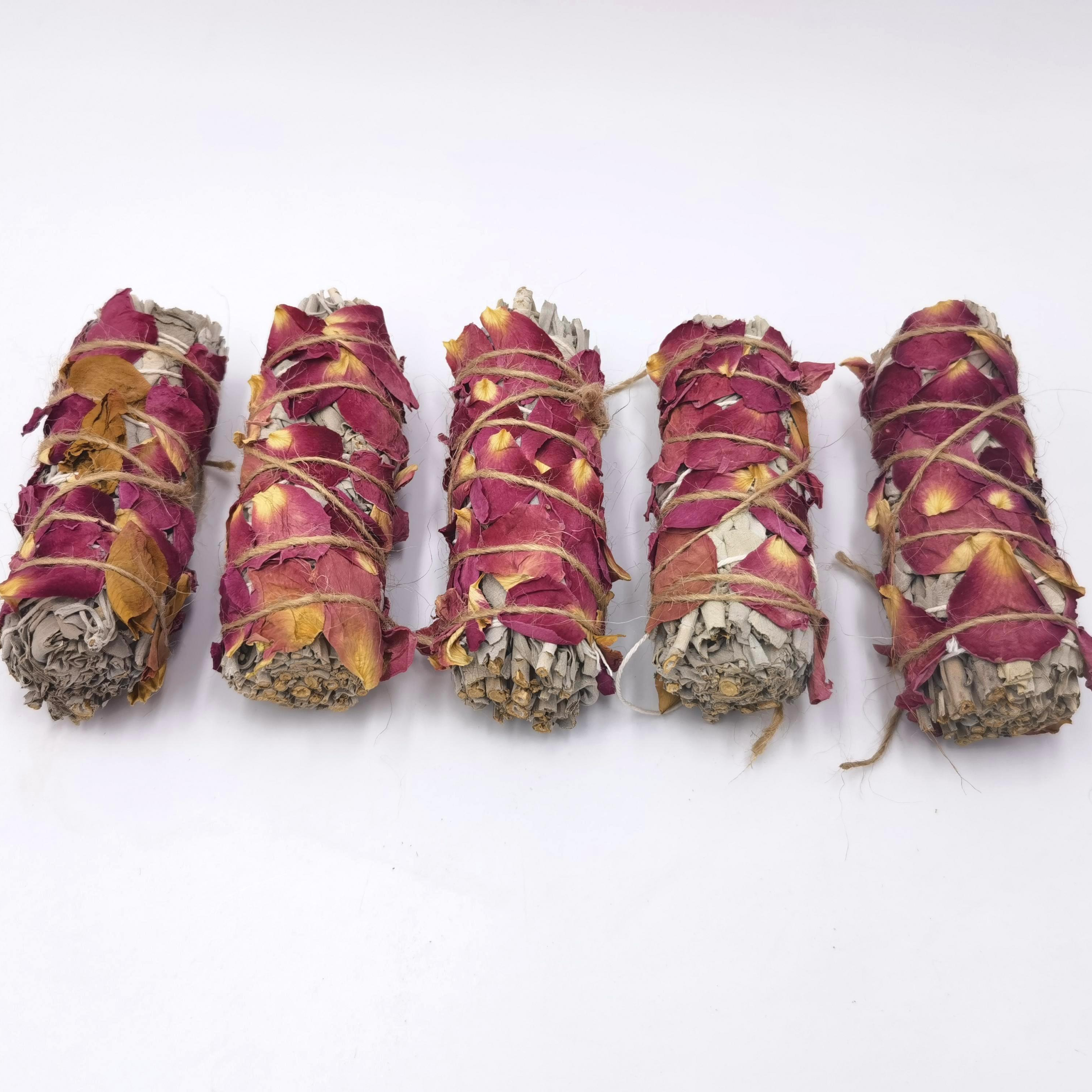 Белые шалфатные пучки, палочки с сухими лепестками роз, цветы, размазываемое растение