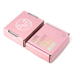 صندوق تغليف من الورق المقوى المموج بشعار هولوغرافي وردي مع نقش لطلاء الأظافر وكريم الوجه وكريم العين للشحن والإرسال البريدي - Product Image 4