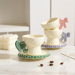 Nuova Tazza da Caffè in Ceramica <span class=keywords><strong>a</strong></span> <span class=keywords><strong>Forma</strong></span> <span class=keywords><strong>di</strong></span> <span class=keywords><strong>Cuore</strong></span> con Piattino e Design <span class=keywords><strong>a</strong></span> Fiocco, Set da Caffè Moderno e Minimalista per Uso Domestico - Product Image 2