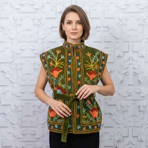 Élégant pull sans manches à superposition, ajustable avec lien à nouer, broderie florale Suzani faite main, col montant, tricoté pour l'hiver, couleur olive - Product Image 1