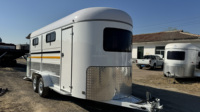 Remorque de douche pour chevaux confortable et spacieuse 3HAL-L900, chargement incliné avec boîte de rangement et porte de caravane