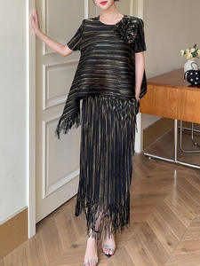 Nuovo Completo Plissettato Oversize da Donna di Miyake con Dettagli Dorati - Product Image 4