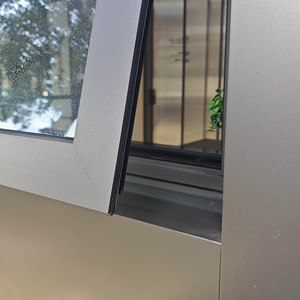 Ventana abatible de aluminio Deioux con doble acristalamiento, triple acristalamiento, tipo tilt-turn o abatible tipo toldo para casa con mosquitera. - Product Image 6