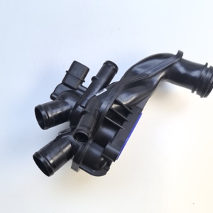 Nouvelle Chambre de Sortie d'Eau du Moteur PA66-GF30 1336CC avec 1 An de Garantie pour Peugeot 207/3008/<span class=keywords><strong>308</strong></span>/RCZ & Citroën DS4 1.6THP - Product Image 1