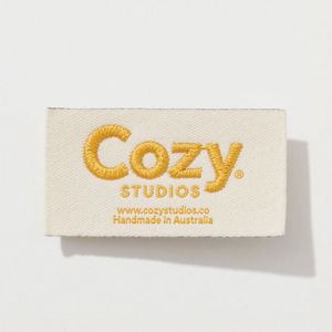Etiquetas de Cuello Personalizadas Ecológicas de Damasco Negro, Etiquetas Tejidas con Nombre y Logotipo, Forma Personalizada para Ropa, Bolsas, Zapatos - Product Image 1
