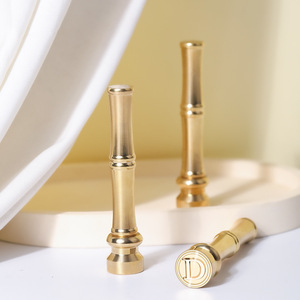 Sello de cera decorativo con mango de bambú y cabeza de cobre de 1.5 cm para letras en miniatura - Product Image 2