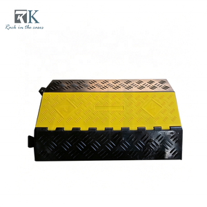 Rampa para Cables de 3 Canales, Protector de Cables de Alta Resistencia, Rampa Protectora de Cables de Goma, Diseño Abatible, Amarillo y Negro, para Eventos y Conciertos - Product Image 1