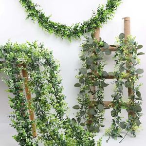 Guirlande artificielle d'eucalyptus vert 180 cm en plastique et soie pour décoration de mariage et de maison - Product Image 2