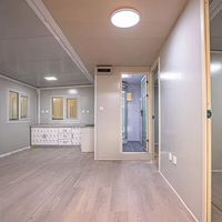 Conteneur de bureau industriel moderne et respirant en grain de bois, maison préfabriquée modulaire avec toit en pente, porche, cour, supermarché DBJ