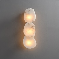 Applique murale verticale de luxe en albâtre à 3 lumières, lampe murale en marbre naturel pour la décoration intérieure de villas et d'hôtels