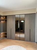 Dressing moderne personnalisé avec armoire de chambre en mélamine gain de place pour appartement.