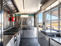 Remorque de restauration mobile avec ventilateur de toit, plaque de cuisson au gaz et comptoir pour la vente de bratwurst dans le centre d'affaires de Francfort