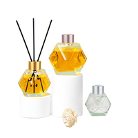 Bouteilles en verre parfumées de luxe, disponibles en tailles 50 ml, 100 ml et 200 ml, ainsi que des flacons diffuseurs à bâtonnets et des flacons de parfum vides.