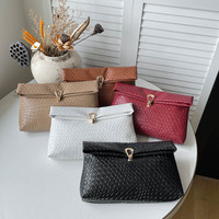 Dompet Clutch Kulit PU Anyaman dengan Gesper Emas, Tas Tangan Kapasitas Besar untuk Wanita