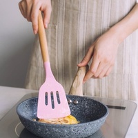 Chine Vente en gros Faible MOQ Accessoires de cuisine en acier inoxydable Outils antiadhésifs Ensembles de cuisine Ustensiles de cuisine en silicone avec support