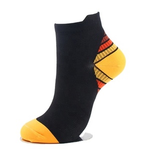 Chaussettes de sport pour hommes à blocs de couleur dégradés avec languette à talon, chaussettes de course antidérapantes, chaussettes d'entraînement à coupe basse à séchage rapide, personnalisables OEM - Product Image 5