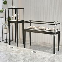 Meilleures ventes : Ensemble de vitrines en verre en acier inoxydable noir, comptoir de présentation de bijoux pour boutiques de luxe, étagère sur piédestal éclairée par LED