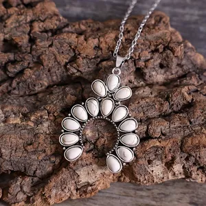 Collier pendentif femme Petite Western Style <span class=keywords><strong>Naja</strong></span> Squash Blossom Turquoise Pierre Howlite avec chaîne à maillons - Product Image 3