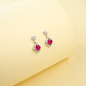 Pendientes de Plata de Ley 925 con Rubí Creado en Laboratorio de Corte Cojín y Detalles de Halo de Circonita Cúbica - Product Image 2