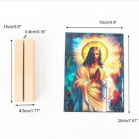 Buntglas-Kunstdeko Sonnenfänger Jesus-Panel mit Eisenrahmen und Holz-Kerzenständer - Handgefertigte Religiöse Dekoration 25cm für Gebetsaltäre