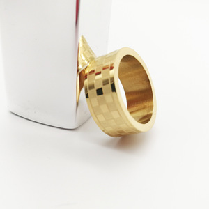 แหวนผู้ชายลายตารางโมเสค 3 มิติ สแตนเลสสตีล ชุบทอง 18K ดีไซน์เรขาคณิต ของขวัญเครื่องประดับ - Product Image 4