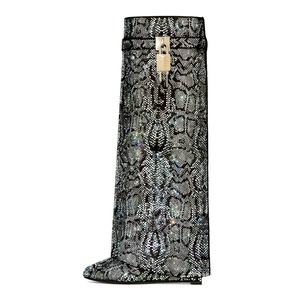 Botas largas de mujer con tacón de cuña alto, decoración de metal Shark Lock, diamantes completos, sin cordones, punta puntiaguda y diseño superpuesto. - Product Image 5