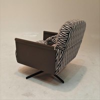 Fauteuil pivotant de détente en tissu lin, accoudoirs en cuir pleine fleur, base en acier carbone peint