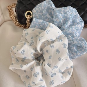 Chouchous à fleurs bleu-gris à motif marguerite frais, élastiques pour cheveux, accessoires pour queue de cheval pour femmes - Product Image 3