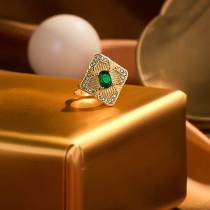 Anillo de Moda en Acero Inoxidable 316L con Baño de Oro PVD, Adorno de Diamantes y Piedra Verde, Diseño Elegante - Product Image 3