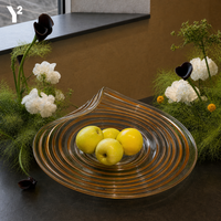 Luxueuze gedraaide spiraalvormige glazen schaal met amberkleurige tint voor fruitpresentatie in de woonkamer, op de salontafel of dressoir.
