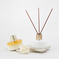 Flacon diffuseur en verre opale côtelé moderne de 100 ml, bouchon métallique à dégradé de couleur personnalisé, emballage pour parfum d'ambiance et arômes domestiques
