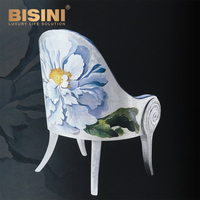 Chaise royale classique impériale en bois sculpté doré, rembourrée de tissus à motifs fantaisistes