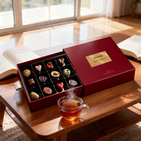 Boîtes cadeaux de luxe en carton rigide avec insert personnalisé, logo doré, pelliculage mat, pour chocolats et vins.