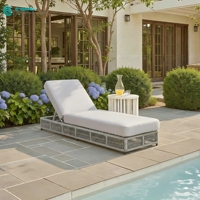 Chaise longue d'extérieur élégante avec structure en aluminium durable et corde tressée, design raffiné, idéale pour les villas, les complexes hôteliers et les espaces de loisirs