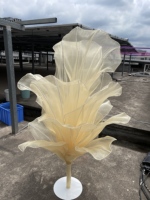 Grande fleur en tissu blanc, fleur artificielle en organza sur pied pour la décoration de scène d'événements de mariage et de vitrines, toile de fond photo
