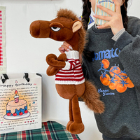 Peluche Cheval Tendance avec Pull – Jouet en Peluche Cheval à l'Attitude Cool – Cadeau Créatif et Article Promotionnel pour la Vente en Gros et au Détail