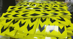 מדבקת רפלקטיבית בצורת חץ בצבעים צהוב-ירוק-שחור, פלורסנטית, פריזמטית, לסימון בטיחות משאיות, מתוצרת LU Factory, איחוד האמירויות הערביות - Product Image 2