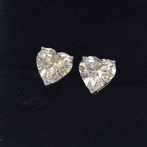 Mini orecchini a forma di cuore per donna, orecchini colorati e scintillanti, graziosi gioielli romantici per l'uso quotidiano - Product Image 1