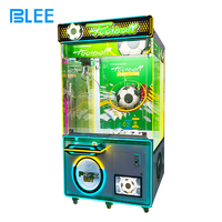 BLEE Machine à griffes de football à monnayeur, jeu de grue à prix en forme de ballon de football, avec joystick et éclairage LED, pour centre de divertissement et FEC