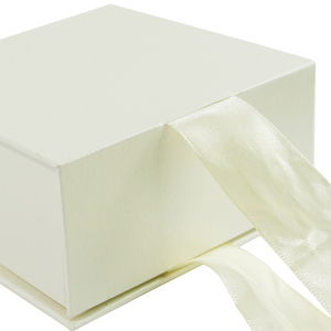 Scatola Regalo Magnetica di Lusso Personalizzata in Cartone Beige per Natale e Matrimoni, per Sapone Crema, con Chiusura a Nastro di Seta, Piccola - Product Image 5