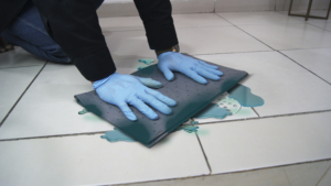 Rouleau absorbant universel Hazmat ready SABER, mini-rouleau 200 gris, format mini pour une couverture continue des allées. - Product Image 2