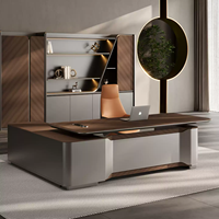 Bureau de direction polyvalent, ergonomique et moderne avec hauteur réglable, bureau assis-debout électrique et capacités de rangement.