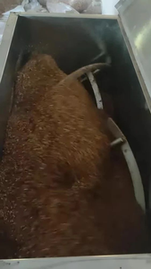 Cuve de mélange industrielle en acier inoxydable avec agitateur motorisé, réservoir vertical pour le mélange et le traitement des liquides - Product Image 4