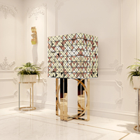 Meuble de rangement multifonctionnel au design exclusif, base en laiton poli, intérieur matelassé en losanges, pour salon, maison, villa, hôtel