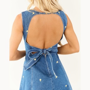 Vestido vaquero mini sin mangas para mujer, el más vendido, con bordado floral, corte A, casual, sin espalda y con lazo. - Product Image 4