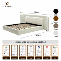 Italienisches Minimalistisches Massivholz-Kiefernholzbett mit Polsterung, Stauraum, Breitem Kopfteil und Boxspring für Villa-Hauptschlafzimmer
