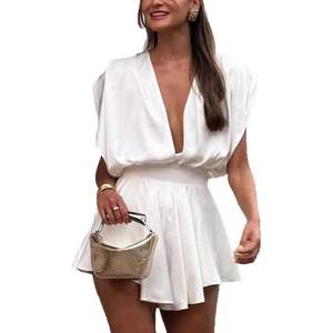 Elegante Mono Blanco de Chifón con Cuello en V y Cintura Alta para Mujer, Diseño Plisado Transpirable, Ideal para Fiestas - Product Image 4