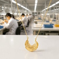 Collier ras du cou Spot Wholesale Jewelry plaqué or 18 carats avec pendentif C massif martelé irrégulier