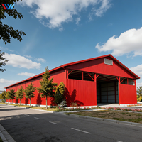 Entrepôt préfabriqué semi-ouvert en structure métallique optimisant l'espace de stockage et de stationnement dans les usines de fabrication semi-ouvertes