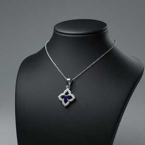 Elegante colgante de oro de 14 quilates con zafiro azul natural y diamantes en oro rosa, blanco y amarillo - Product Image 4